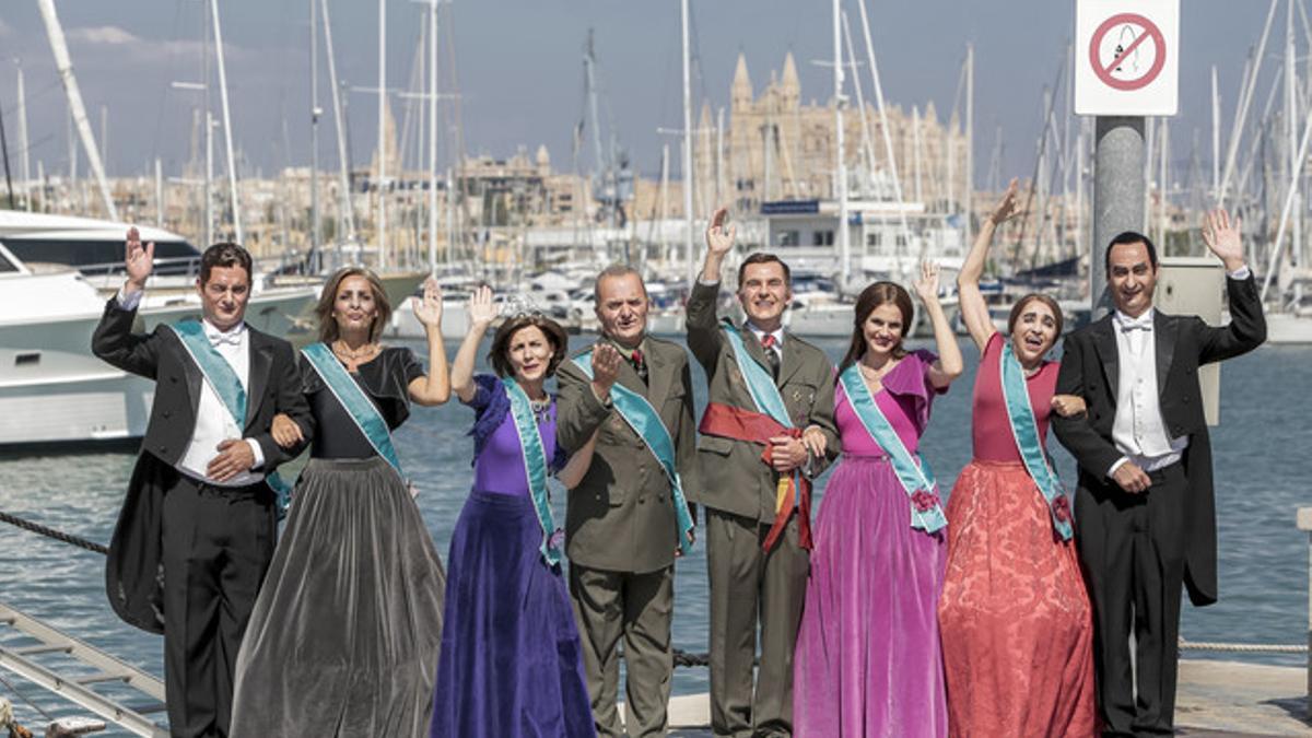 Los actores del musical 'La Familia Irreal', en Palma de Mallorca, este miércoles.