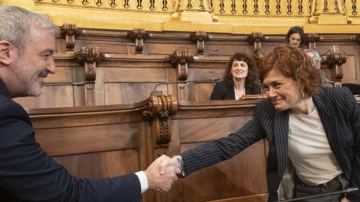 L’alcalde de Barcelona, Jaume Collboni, saluda en un ple Elisenda Alamany d’ERC. | MARTA PÉREZ / EFE