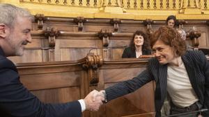 Jaume Collboni saluda a Elisenda Alamany en un pleno municipal | MARTA PÉREZ / EFE