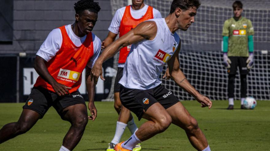 Imagen de un entrenamiento del Valencia CF en Paterna. | VCF