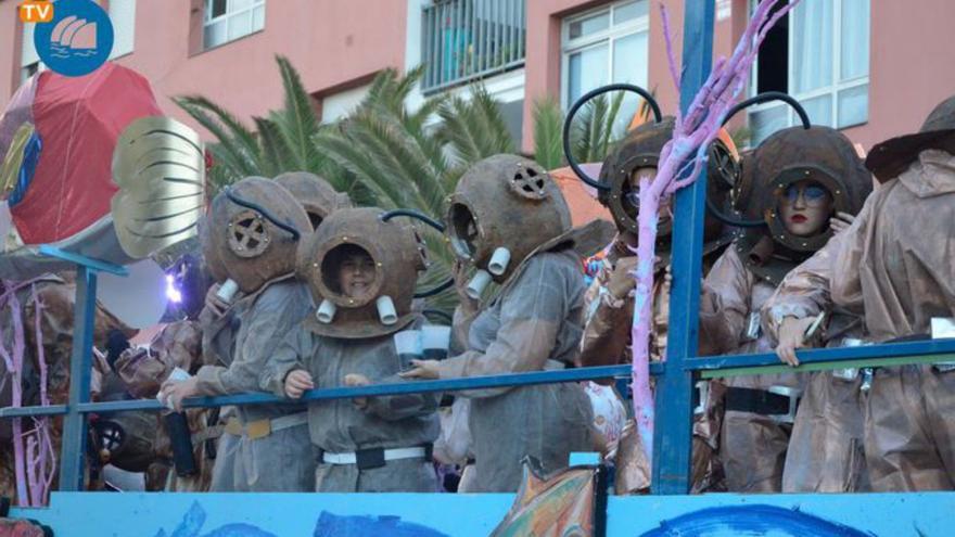 El Carnaval capitalino tiene varias citas importantes durante l su celebración: Los Arretrankos, los Achipencos y la cabalgata. En todos ellos, la participación de las familias ha sido excelente dado que han acudido en masa. En las imágenes diversos momentos del coso carnavalero. Abajo, los presentadores de Onda Fuerteventura, Francis Ruíz y Juanfra Rodríguez entrevistan a  Michael Jackson y su escolta. /