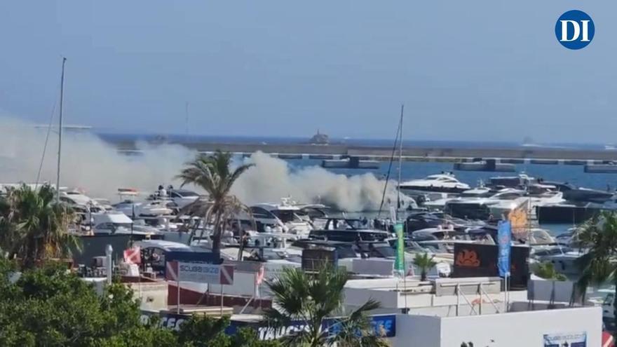 Arde un yate amarrado en el puerto deportivo Botafoc Ibiza