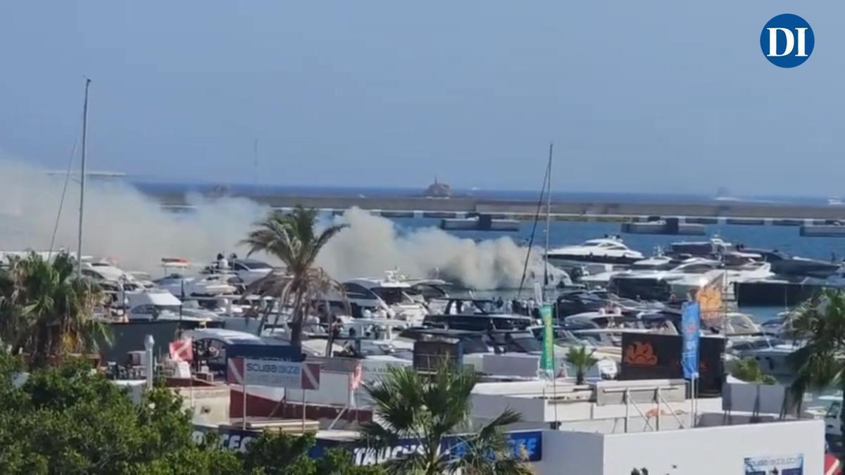 Arde un yate amarrado en el puerto deportivo Botafoc Ibiza