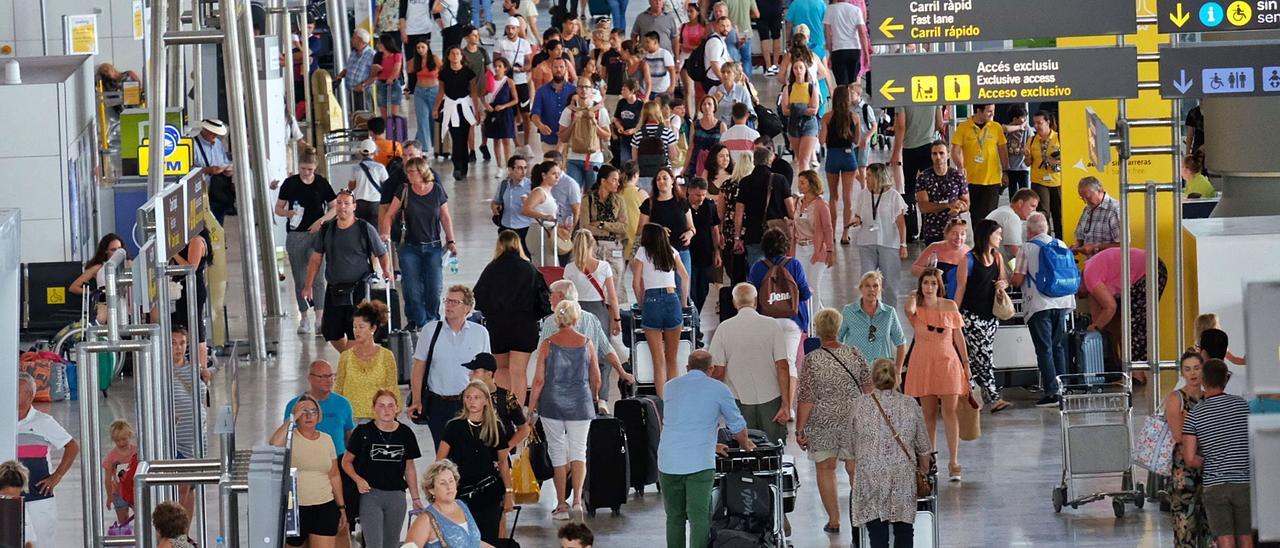 Aspecto de la terminal de llegadas del aeropuerto de Alicante, el 1 de agosto de 2019. | AXEL ÁLVAREZ