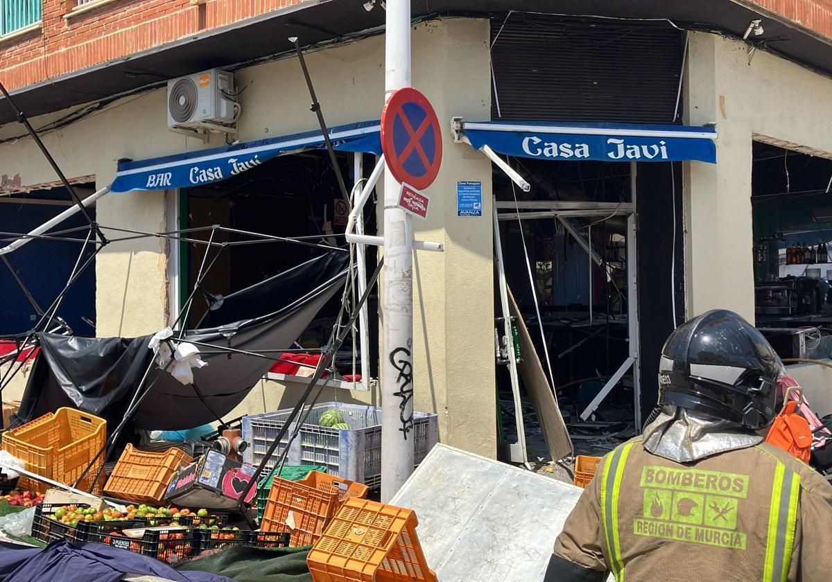 La fachada del bar Caso Javi en Lo Pagán, tras la explosión