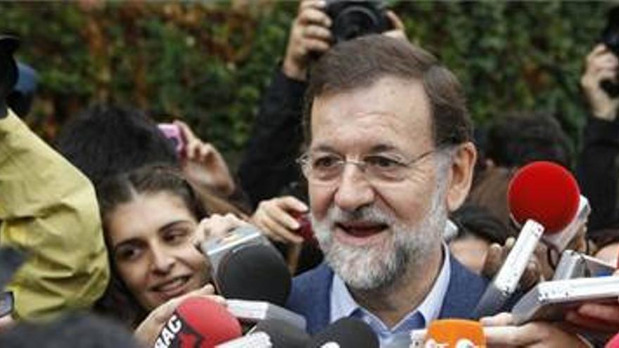 Rajoy llega a Génova con los primeros sondeos respaldando su victoria