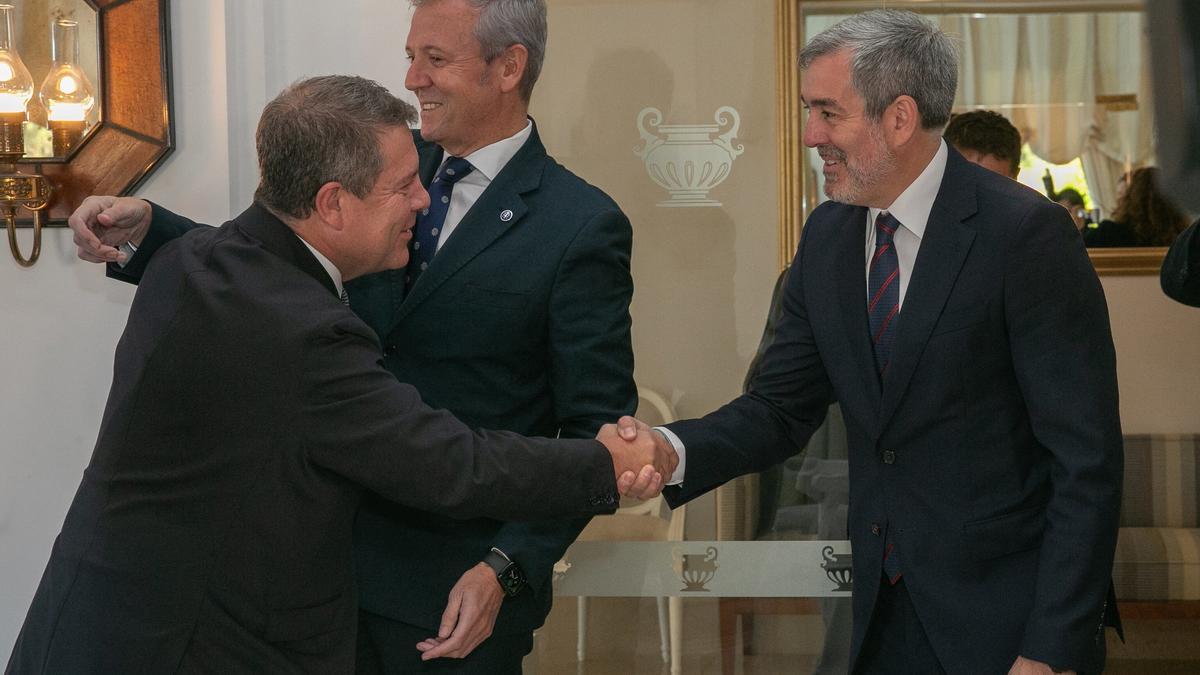 El presidente de C-LM, Emiliano García-Page, junto a sus homólogos de Canarias, Fernando Clavijo, y Galicia, Alfonso Rueda