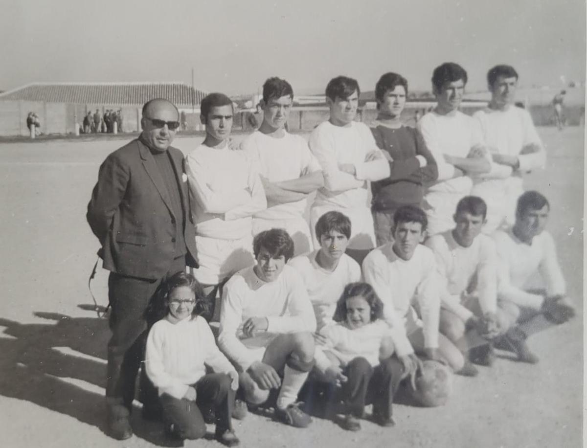 Juan Ureña, con jugadores del Fernán Núñez CF, club al que siempre estuvo unido.