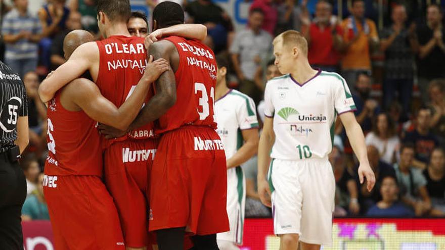 Los jugadores del Fuenlabrada se abrazan tras conseguir el triunfo ante el Unicaja.