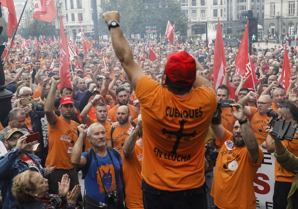 Los trabajadores de Vesuvius marchan a pie desde la fábrica de Riaño hasta la Junta