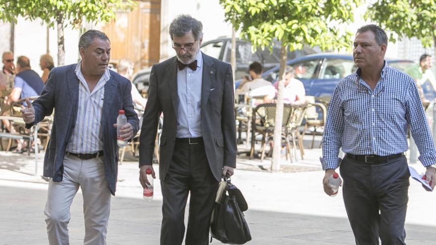 Los hermanos Gregori y uno de los abogados defensores.