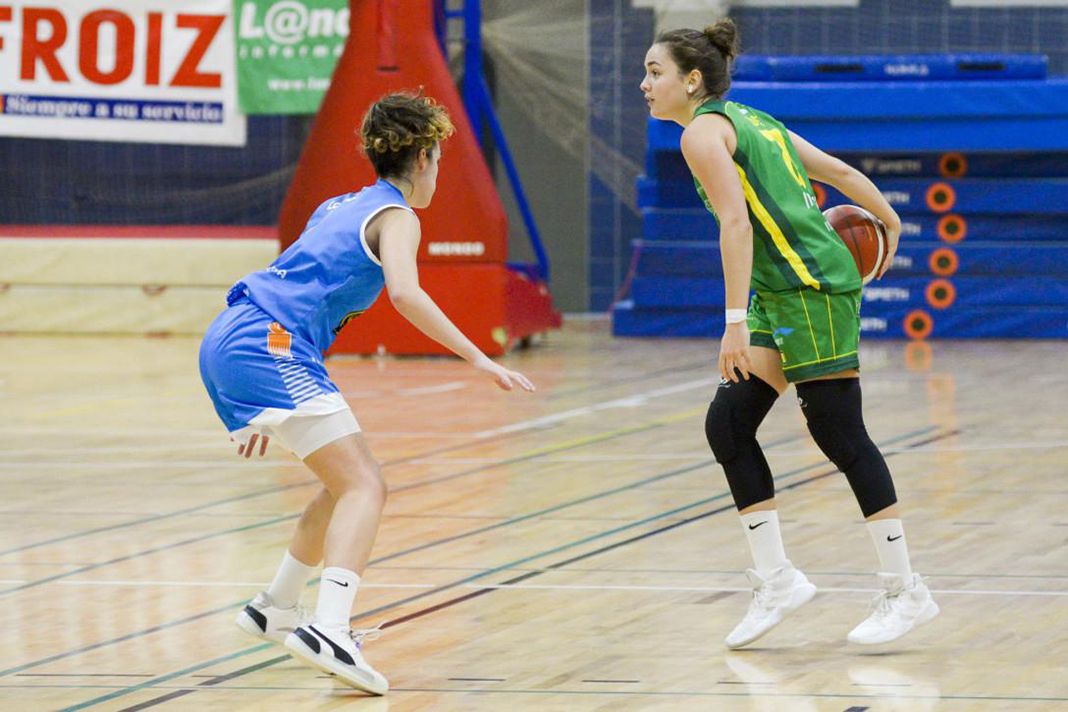 Natalia López, con el balón, a la derecha.