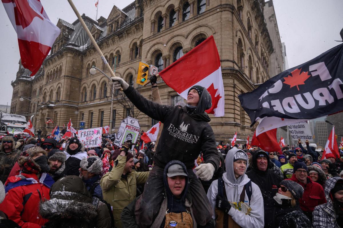 Manifestantes y ciudadanos de Ottawa animan a los camioneros en las protestas en la ciudad.