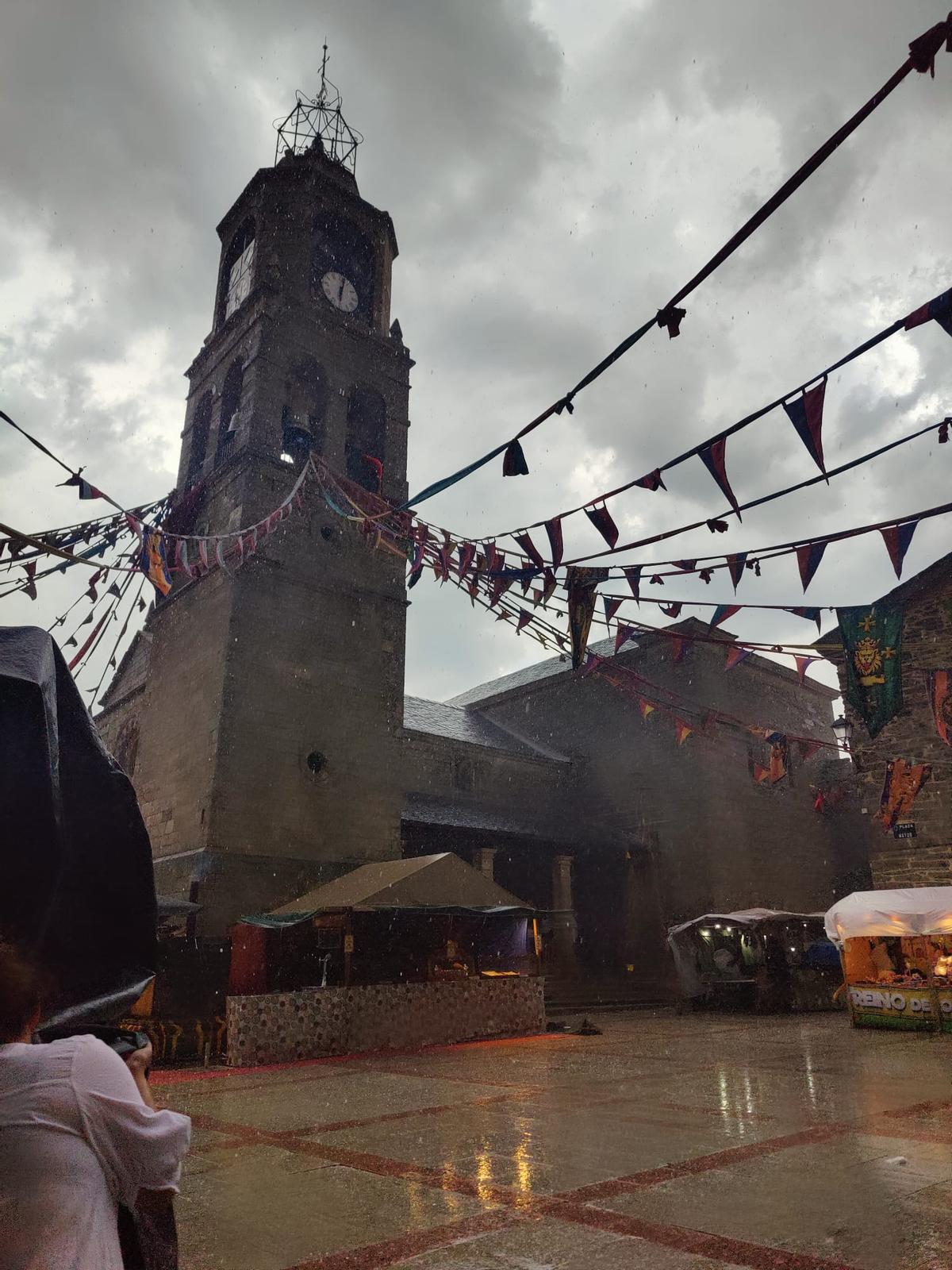 Tormenta durante el Mercado Medieval de Puebla de Sanabria