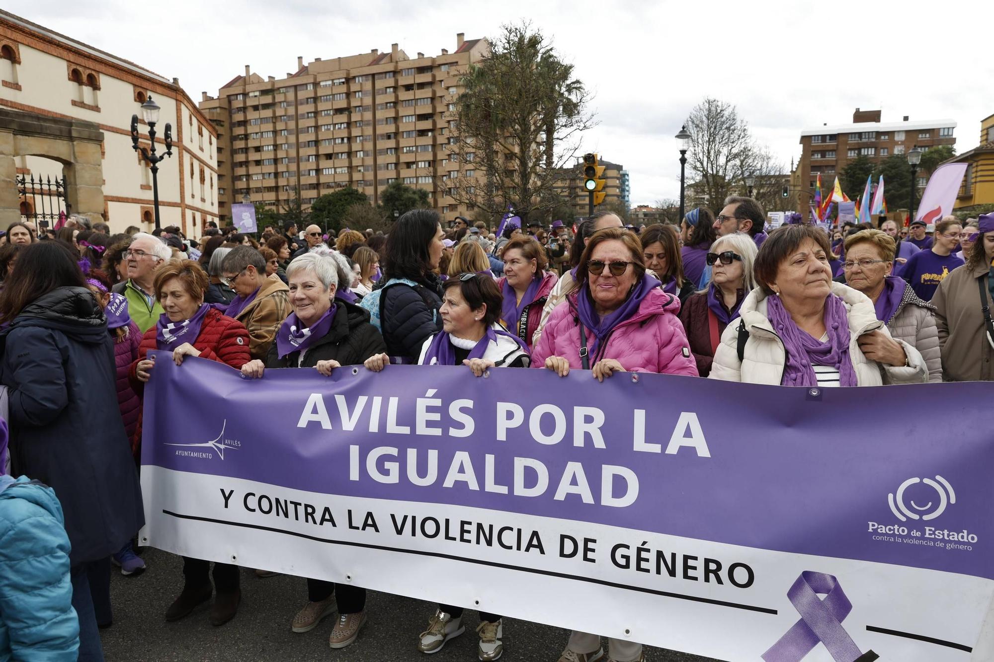 EN IMÁGENES: Carrozas, batucada y pancartas: así ha sido la multitudinaria manifestación del 8M en Asturias