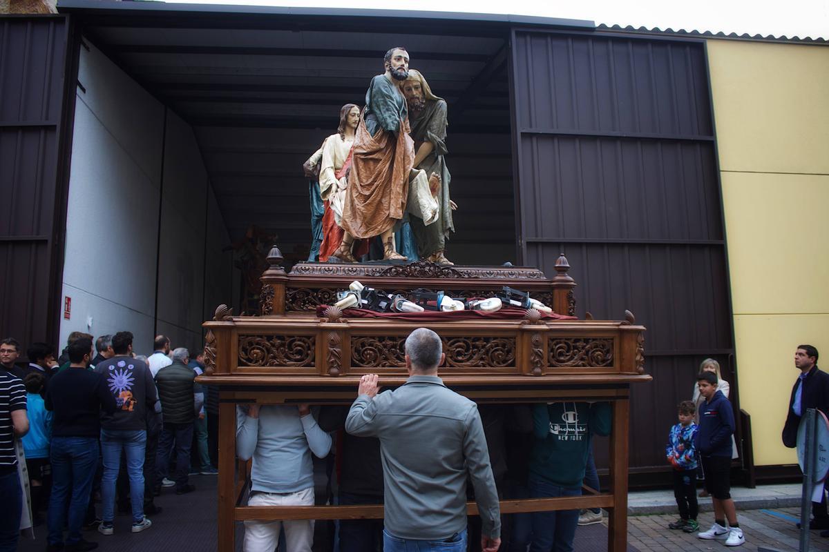 Los pasos del Santo Entierro abandonan la carpa de San Esteban.