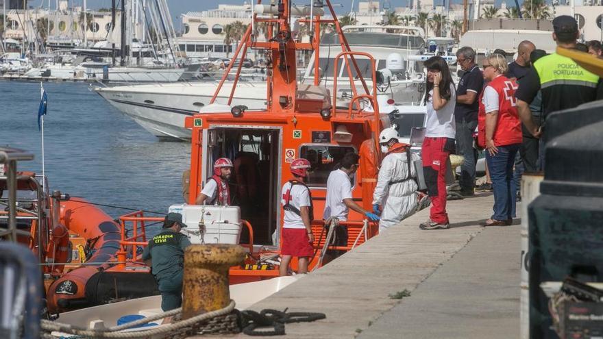 Rescatan a 23 inmigrantes de dos pateras en Alicante y buscan otra