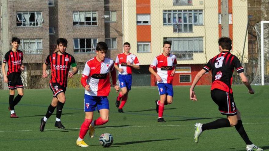 Un momento del partido entre vilagarcianos y lalinenses en el Manuel Jiménez. |  // I. ABELLA