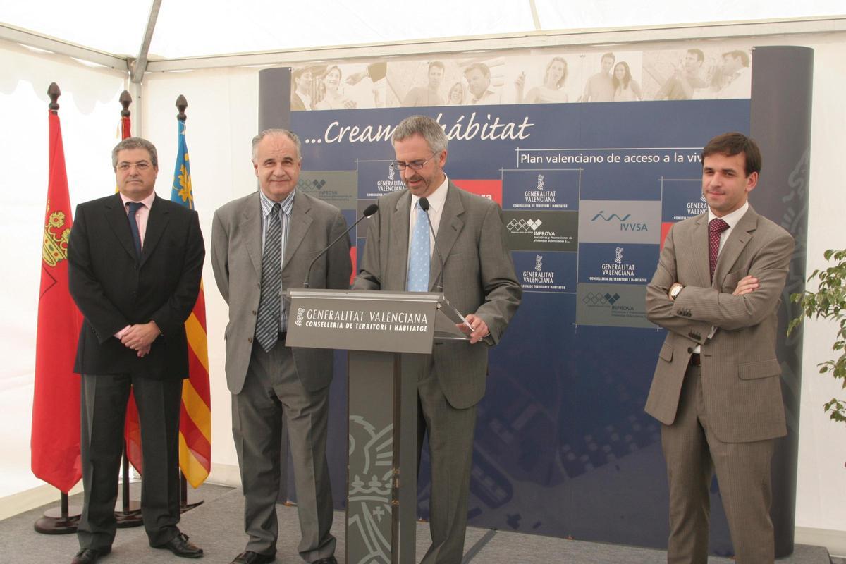 El anuncio de las VPO en l'Alcúdia de Crespins, en 2006.