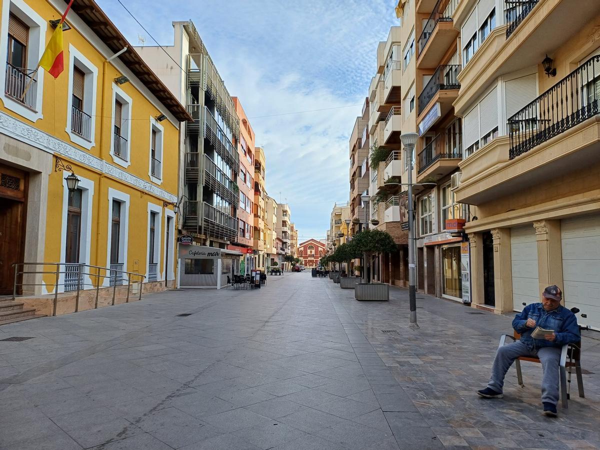 Calle Ruiz Capdepont en el centro de Almoradí