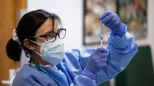 Una sanitaria prepara una dosis de la vacuna del covid en el geriátrico Sant Pere de Les Fonts de Terrasa.