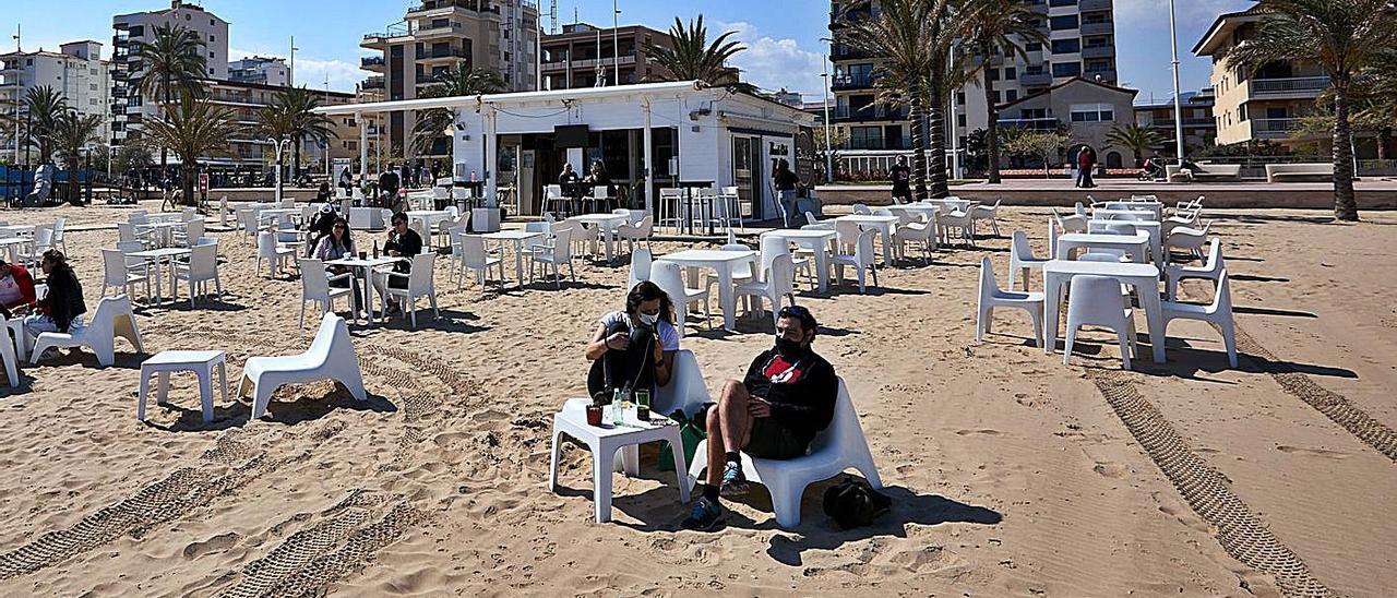 Uno de los chiringuitos de la playa de Gandia.                                                                                                                             | NATXO FRANCÉS