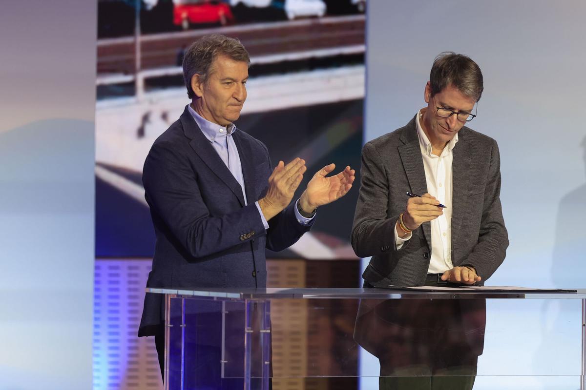 El presidente de PP, Alberto Núñez Feijóo, junto al presidente de La Rioja, Gonzalo Capellán.
