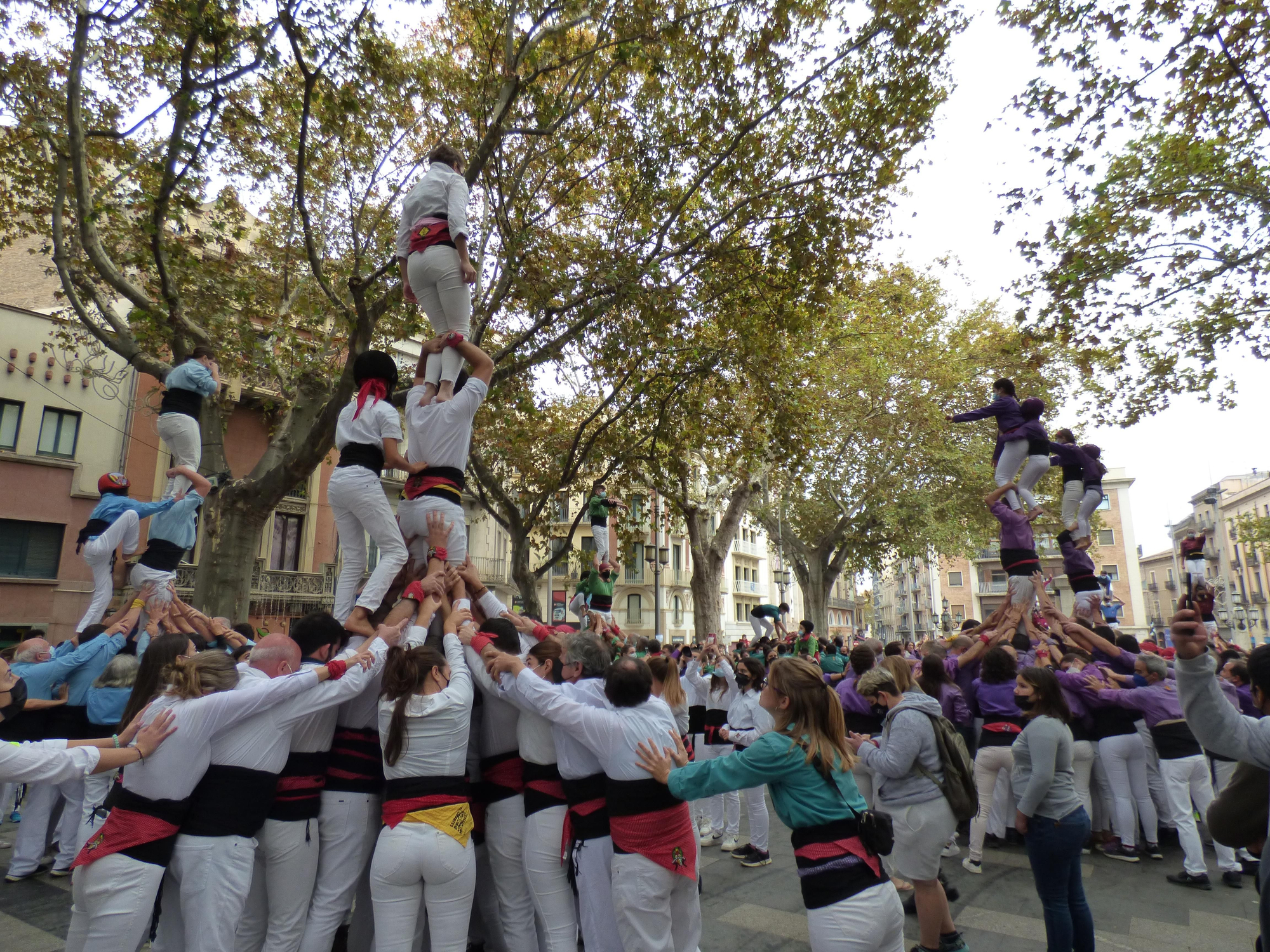 Onze colles castelleres es reuneixen a Figueres en la trobada de tardor de Colles del Nord