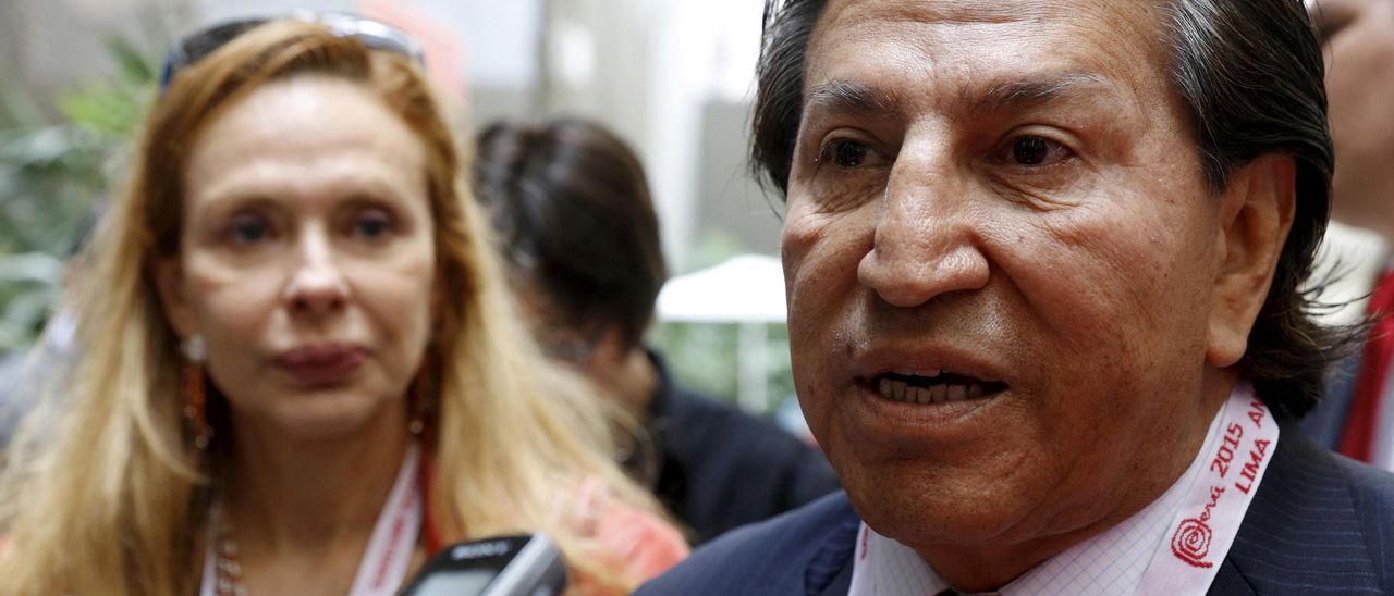 El expresidente peruano Alejandro Toledo, acompañado de su esposa en Lima en una imagen del 2015.