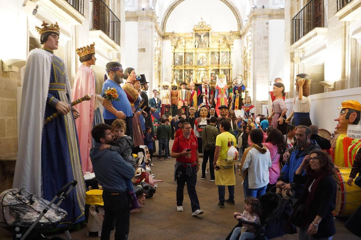 Encuentro de gigantes y cabezudos Encuentro de gigantes y cabezudos