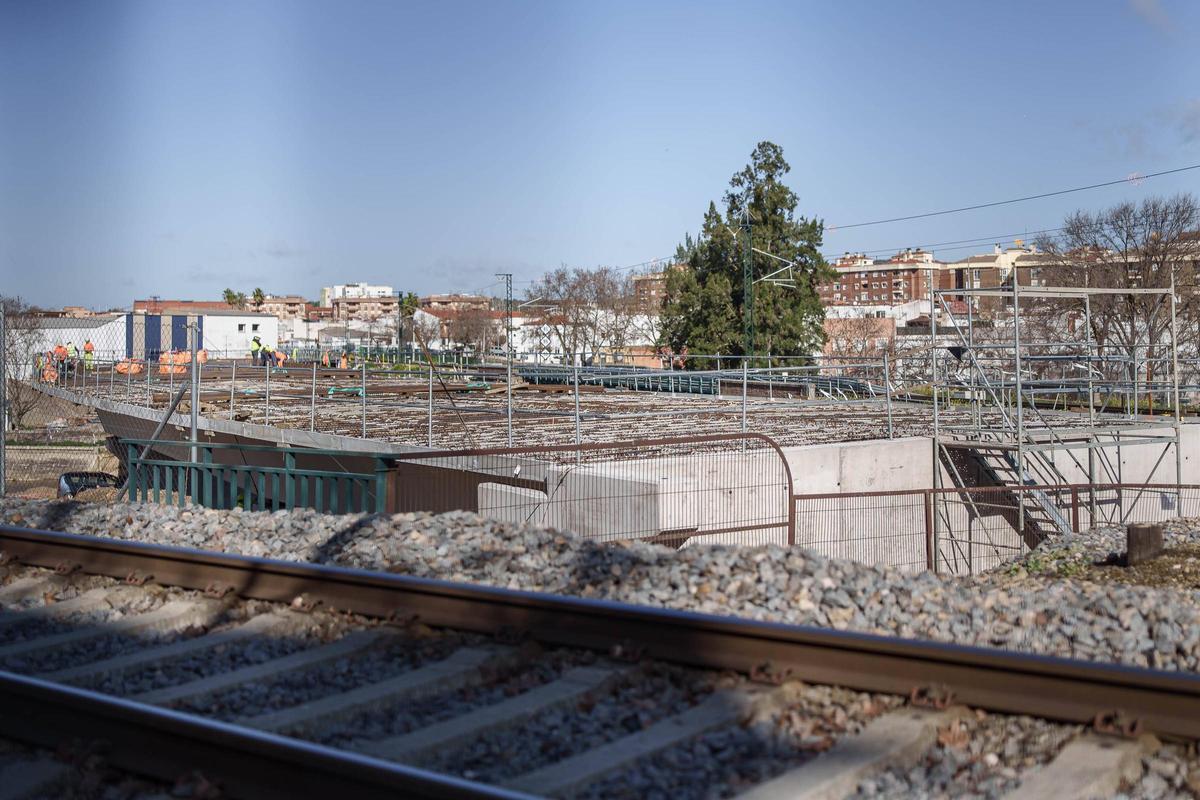 Así avanzan las obras del nuevo puente ferroviario sobre el Río Albarregas de Mérida Así avanzan las obras del nuevo puente ferroviario sobre el Río Albarregas de Mérida