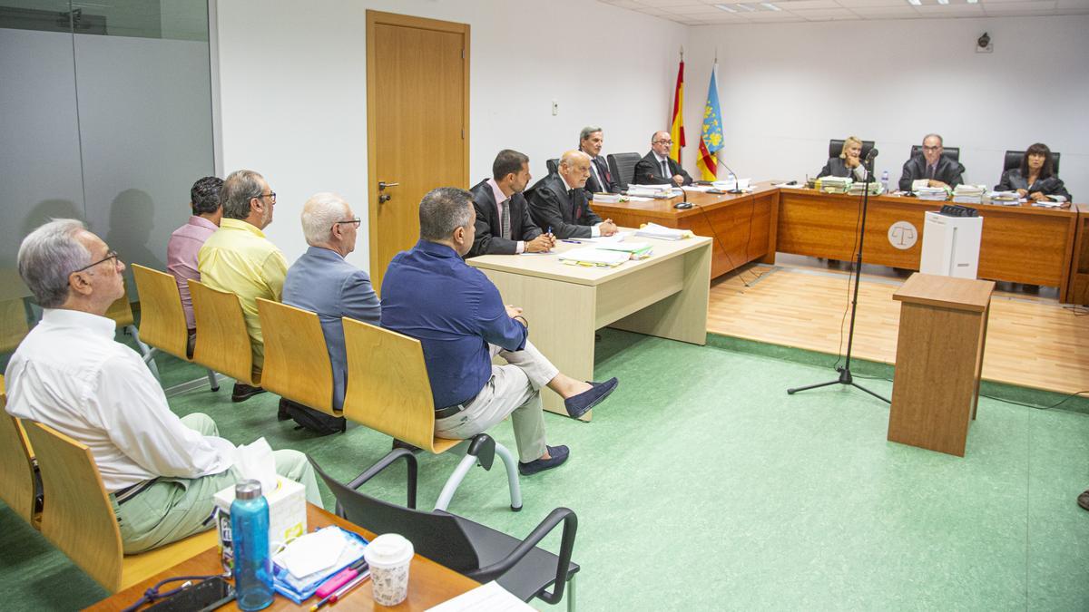 Los acusados por el caso Isjoma sentados en el banquillo el día que comenzó el juicio.