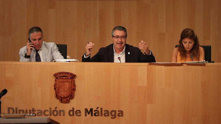 Bendodo, Salado y Ana Mata, durante el pleno.