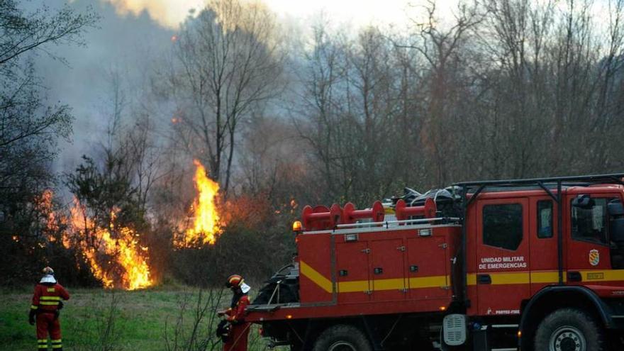 Dos militares de la UME, en el incendio declarado el lunes en La Fresneda.