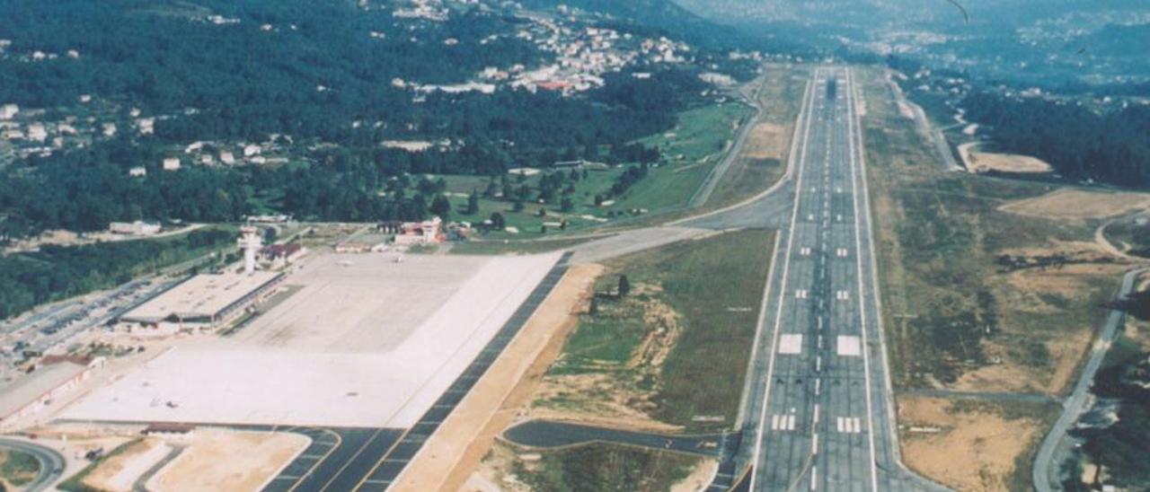 Vista aérea del aeropuerto de Vigo a finales de la década de los 90.