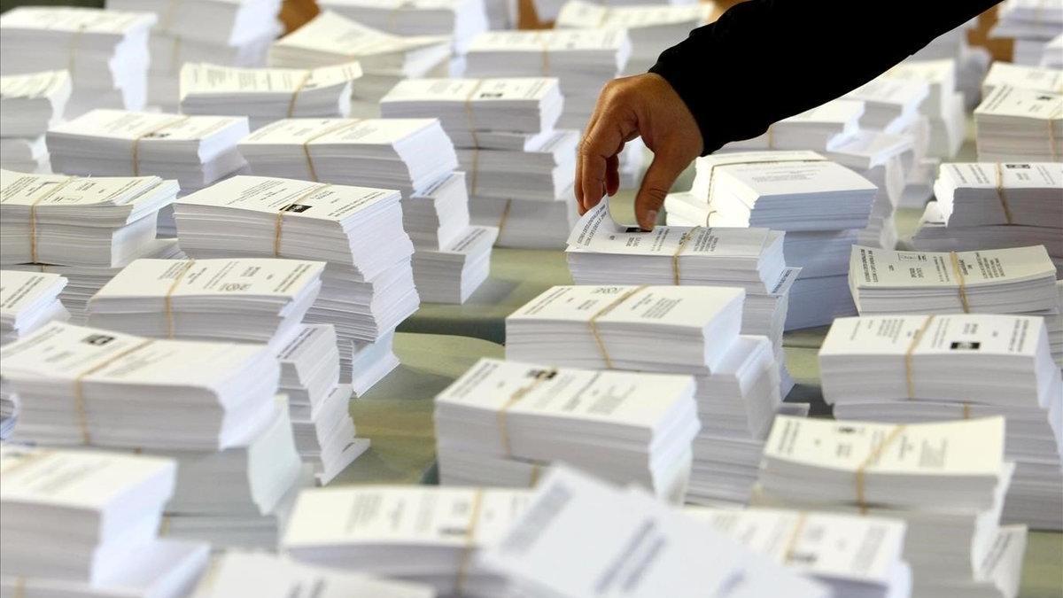 Papeletas preparadas para una votación en el colegio La Salle de La Seu de Urgell, en una fotografía de archivo