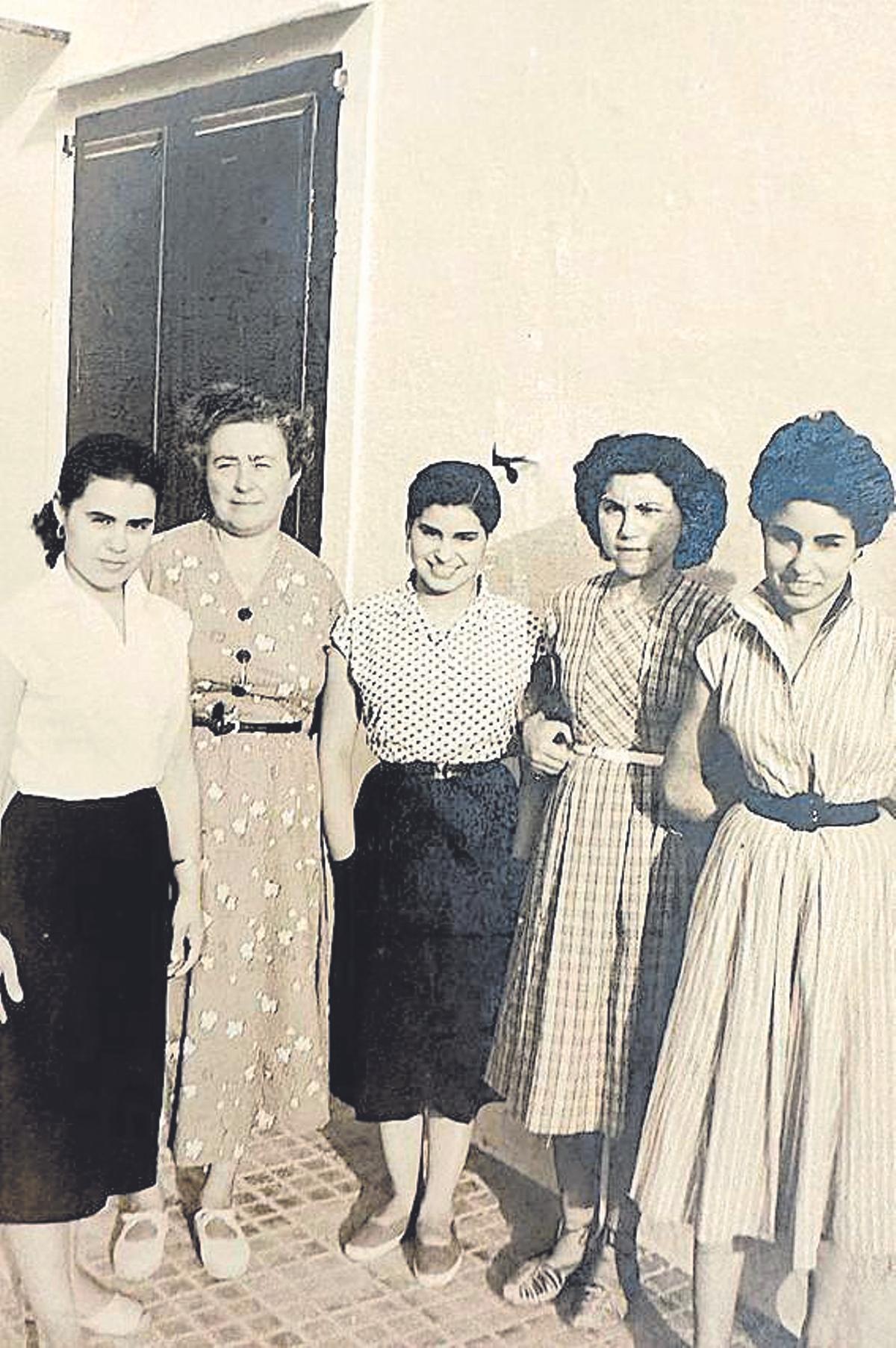 Catalina a la derecha con su madre y sus hermanas.