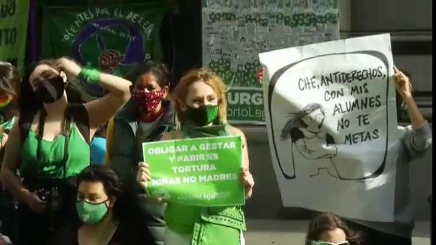 Miles de mujeres exigen en Argentina que se regule por plazos el aborto