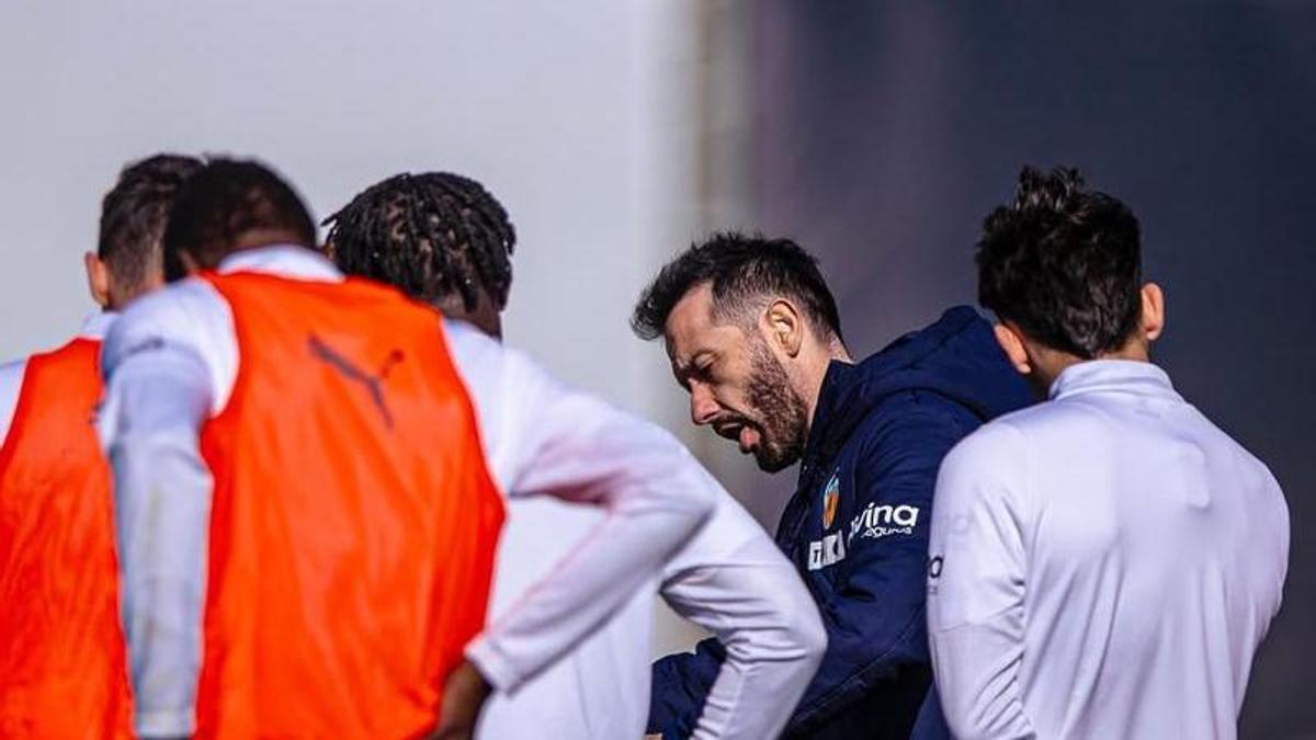 Carlos Corberán, en el entrenamiento de este viernes