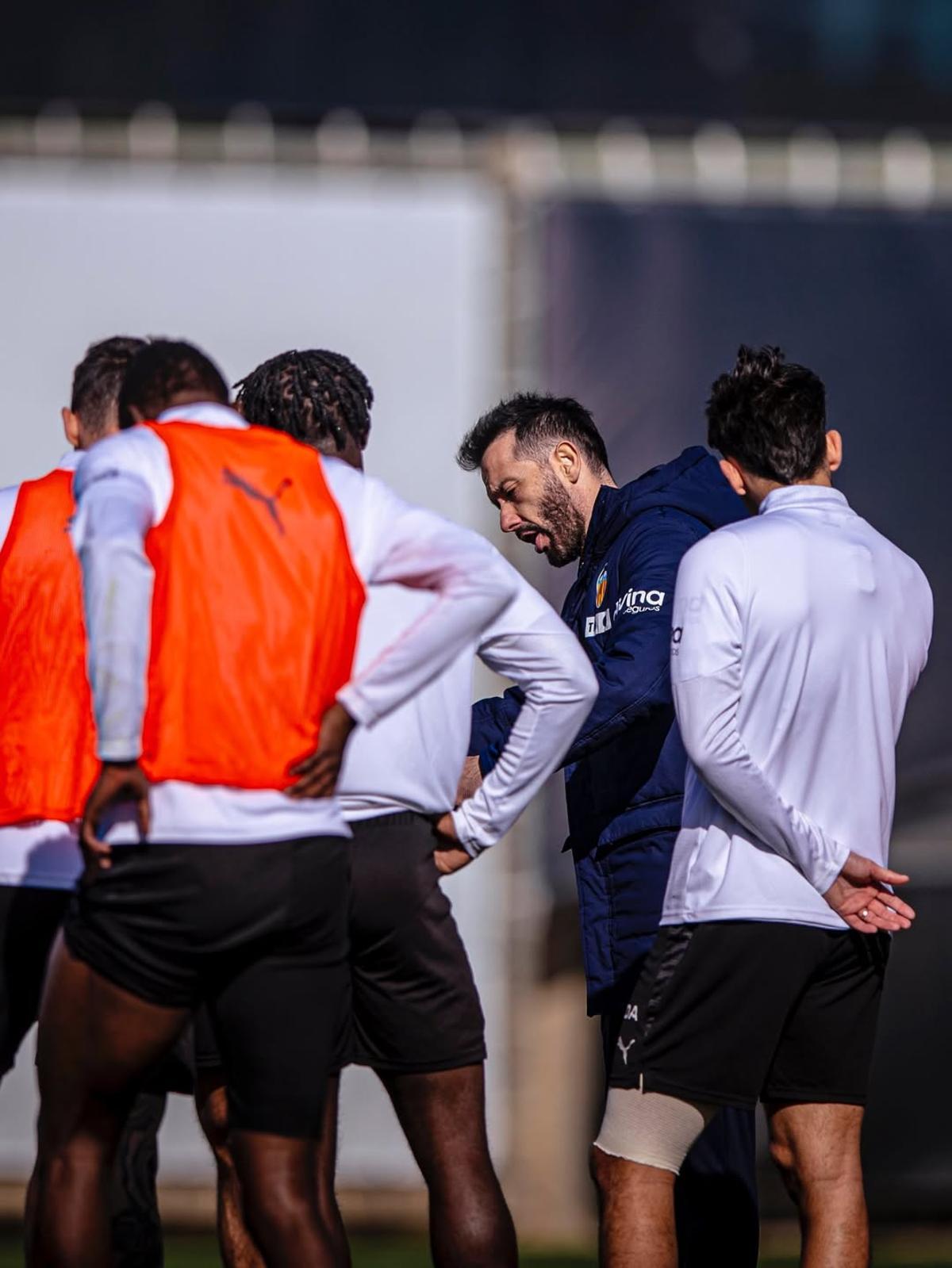 Carlos Corberán, en el entrenamiento de este viernes