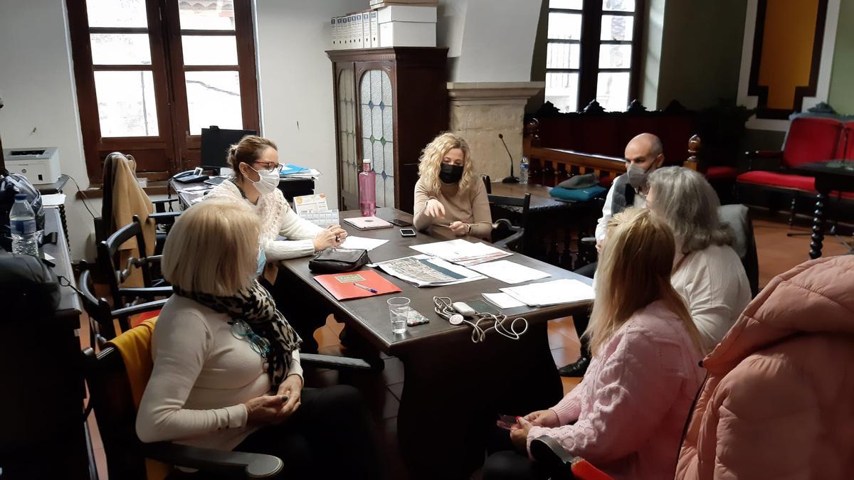 Imagen de la reunión de los vecinos del PAI Torre la Sal con la alcaldesa, Virginia Martí.