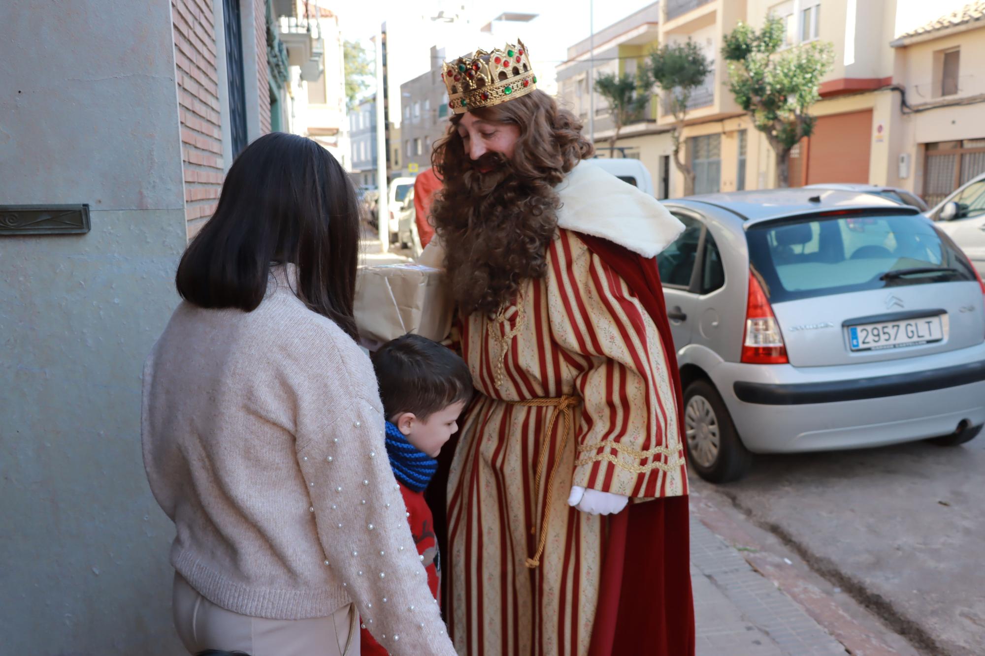 Los Reyes Mayos premian a los vecinos de Vila-real con cientos de regalos en este 2023