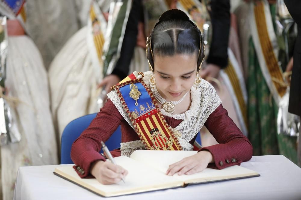 Las falleras mayores visitan los talleres de Ciudad Fallera