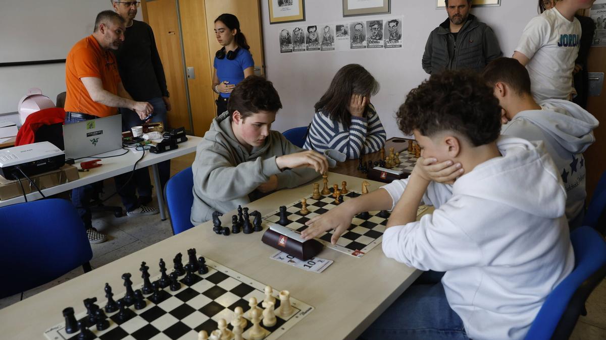 Avilés. Sala de Ajedrez. Complejo Deportivo La Magdalena (C/ Sabino Álvarez Gendín, 14) El concejal de Deportes, Juan Carlos Guerrero, asiste al Torneo de Ajedrez El Bollo que se celebra en el Complejo Deportivo de la Magdalena, organizado por el Club Ajedrez Ensidesa