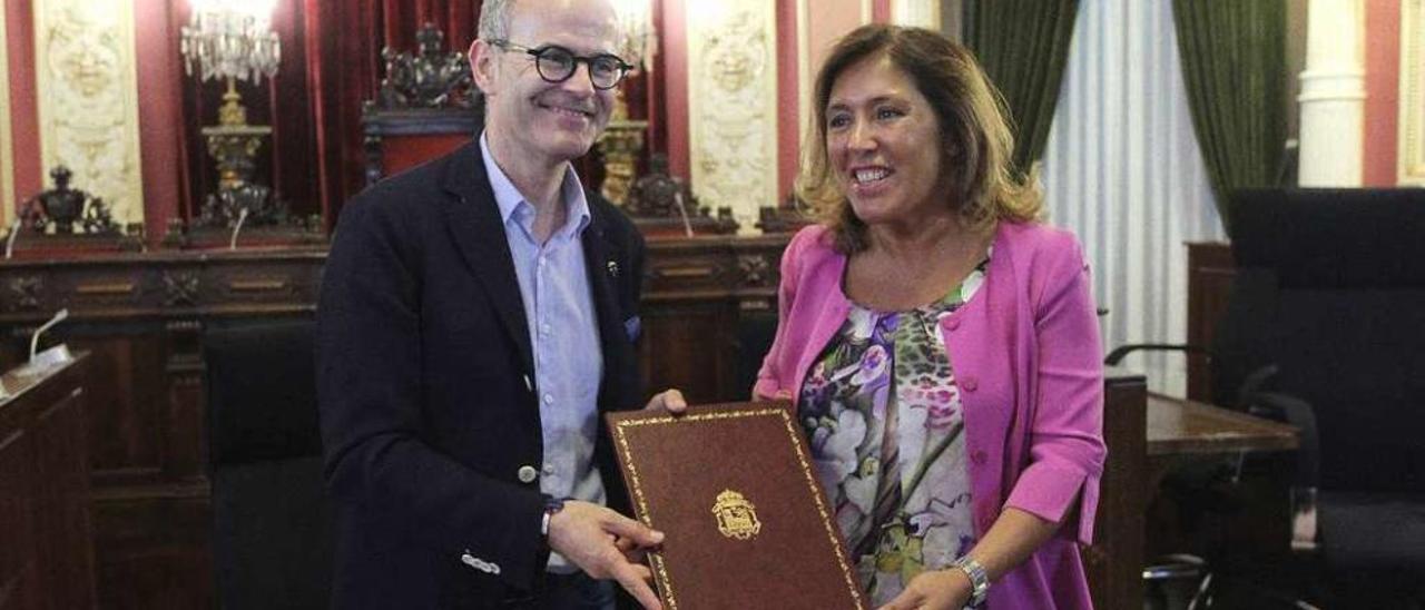 El alcalde Jesús Vázquez y la titular de Medio Ambiente, Beatriz Mato, en la firma del convenio. // I. Osorio