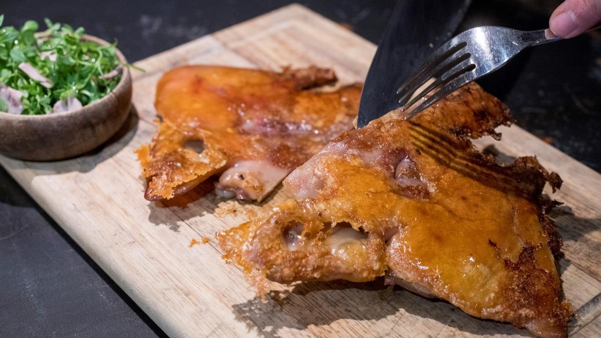 La careta de cerdo con ensalada de lengua y pamplinas.