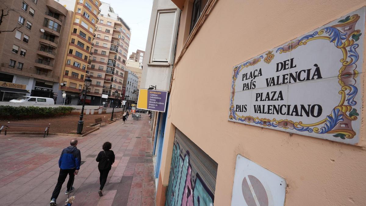 Imagen de la placa con el nombre plaza País Valencià, este lunes en Castelló.
