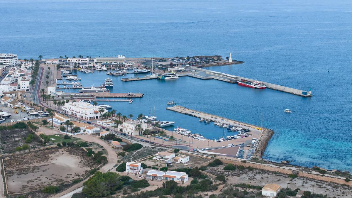 Foto aérea del puerto de Formentera.