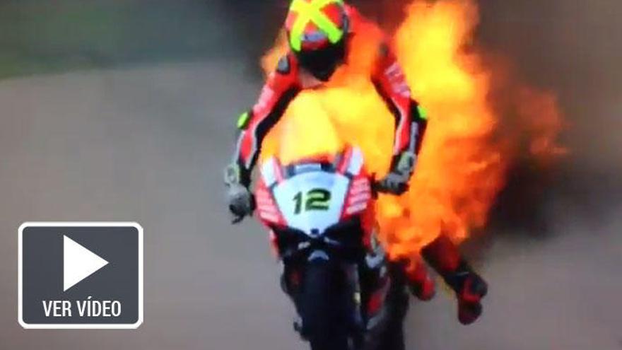 El gran susto de Xavi Forès al arder su moto en Superbikes