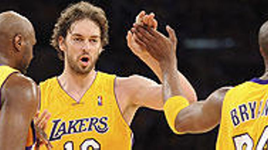 Odom, Pau Gasol y Bryant, durante el partido Lakers-Suns